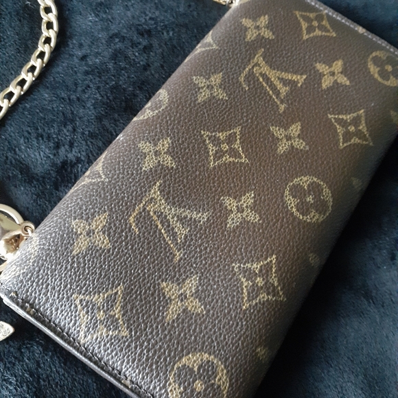 Authentic Louis Vuitton Monogram Sarah Wallet/Crossbody - Picture 2 of 12